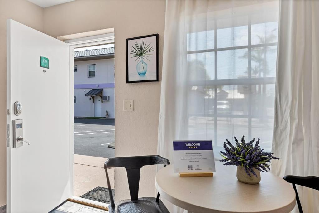Located By The Beach 1 Bedroom With Parking And Pool Clearwater Exteriér fotografie